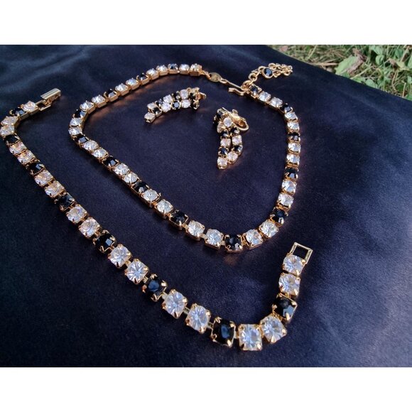 Vintage TRIFARI Signed 1990s Rhinestone Black and Clear Gold Toned Prong Set Nec - Picture 3 of 9